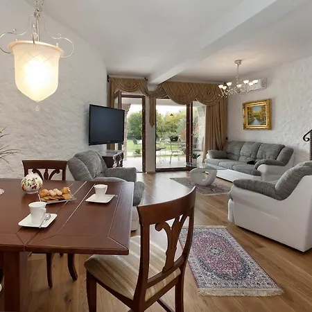 Konukevi Castello Rausch 4*